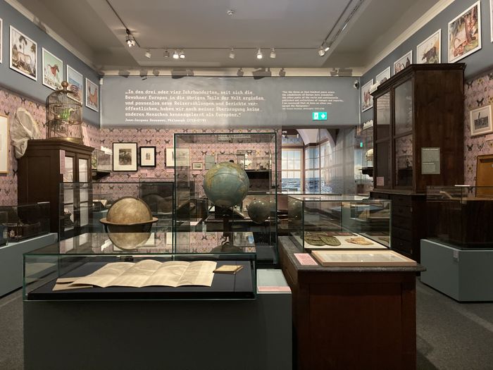 Ausstellungsansicht: Sehnsucht Ferne. Aufbruch in neue Welten, Schallaburg, 2021