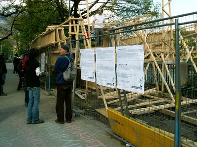Aus einfachen Holzlatten ensteht eine Architekturskulptur.