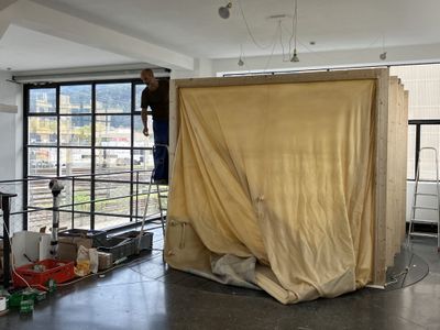 Aufbau der Installation "Collapsing Room"