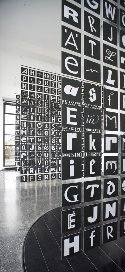 Installation "andreas uebele: alphabet innsbruck" im aut