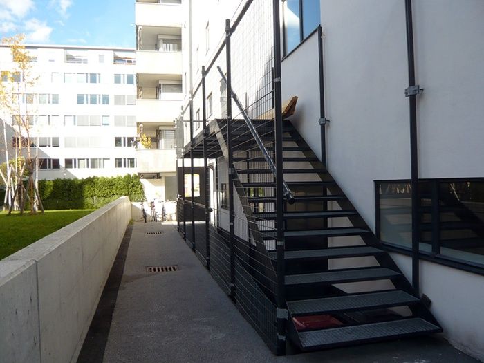 The entrance to aut is in the inner courtyard on the side facing away from the street.