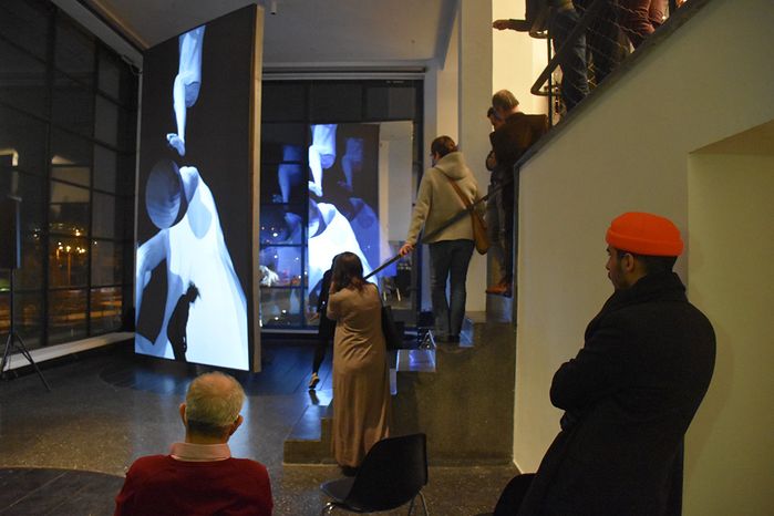 Performance von Esther Balfe & Christina Jauernik im Rahmen der Ausstellung "and: intra space & head in a cloud"