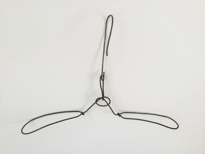 Lois Weinberger, „Perfektes Provisorium“, Kleiderbügel meines Großvaters, um 1930