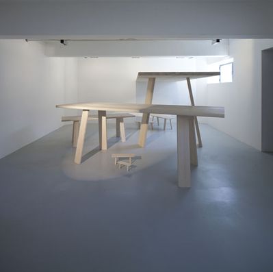 eins zu zwei – zwei zu eins – Blick in die Ausstellung im aut – Maßstabsraum, "RaumTischBankHocker" (EOOS); Bildnachweis: © B&R