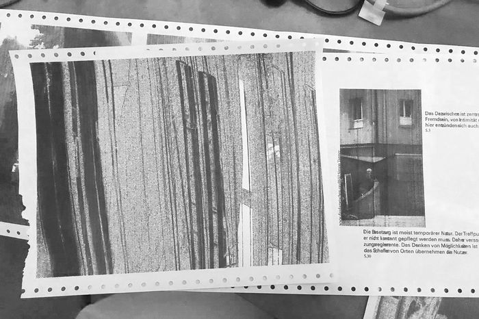 Referenzen zum Thema "Körper und Raum" im Endlosdruck