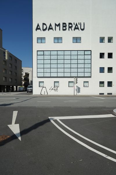 Teil der Ausstellung "Open Box" sind die mit Schattierfarbe angestrichenen großen Fenster des Adambräu