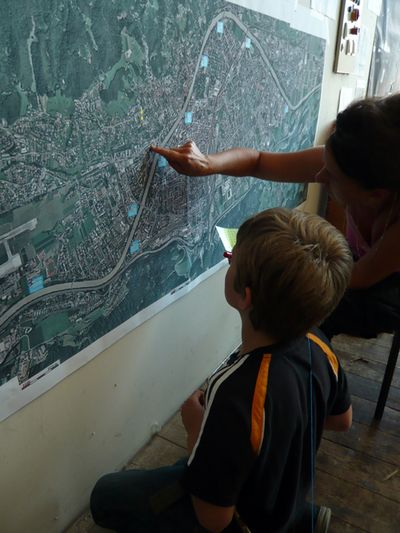 soak – den Inn überhaupt gleich als neuen Verkehrsweg durch die Stadt zu wählen, das überzeugte uns am schnellsten und die Idee, eine Schwebebahn über den Verlauf des Inns zu bauen wurde geboren