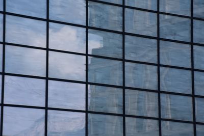 Intervention von Sauerbruch Hutton an den Fenstern des aut