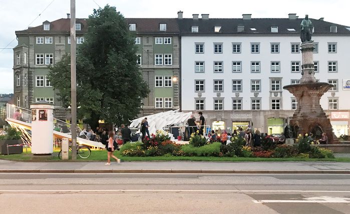 Im Rahmen von „Innsbruck liest“ entstand im Frühjahr 2017 die auf dem Foto abgebildete temporäre Leseinsel DELOREAN, entwickelt und geplant von Studierenden und Lehrenden des /.studio3 - Institut für experimentelle Architektur der Universität Innsbruck, in Kooperation mit dem Kulturamt der Stadt Innsbruck.