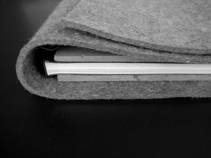 Buchcover „Peter Eisenman, Holocaust Memorial Berlin“, Vorzugsausgabe, Umschlag aus Zement