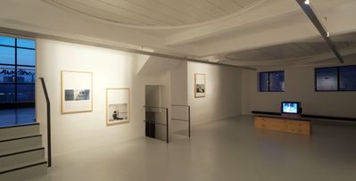 Blick in die Ausstellung im aut: Harun Farocki "Ein neues Produkt" und fotografische Intervention von Armin Linke