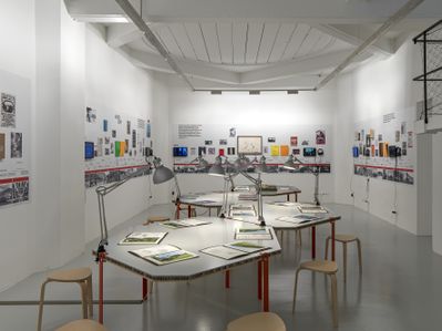 Blick in die Ausstellung "Widerstand und Wandel" im aut; an den Wänden Synchronopse 1973 bis 1977, im Raum Projekte zum Thema "Wohnen"