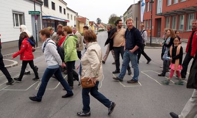 _13 – Ein fehlender Zebrastreifen wird aufgemalt und sogleich benützt.