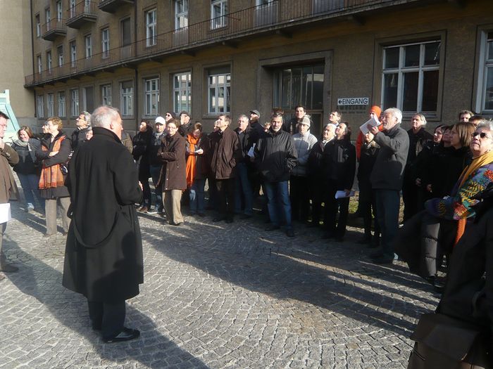 Karl Heinz beim "Vor Ort" vor der Frauen- und Kopfklinik