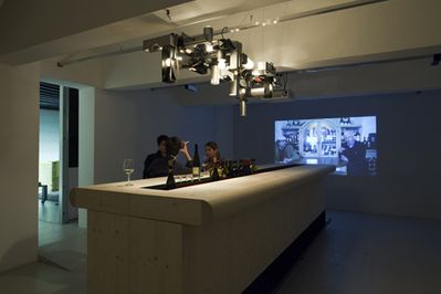 Blick in die Ausstellung "Amol eppas ondorsch", Budl, Leuchte Lager 1-3, Film ANGO und MAYMA im Gespräch mit Arno Ritter