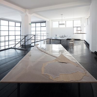 Blick in die Ausstellung "Dietmar Feichtinger: Wege und Orte" im aut