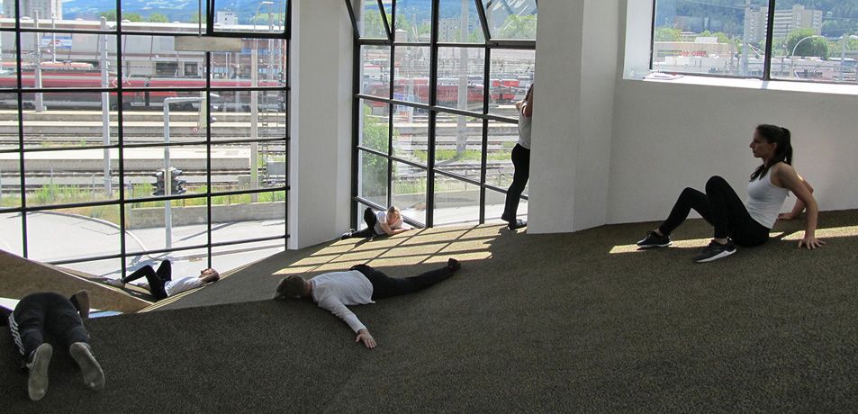 Erste Probe der SchauspielschülerInnen in der "sozialen Landschaft"