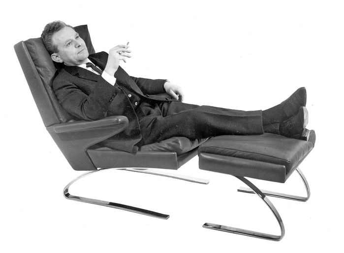 Reinhold Adolf auf seinem Schwingsessel, Anfang 1960er-Jahre