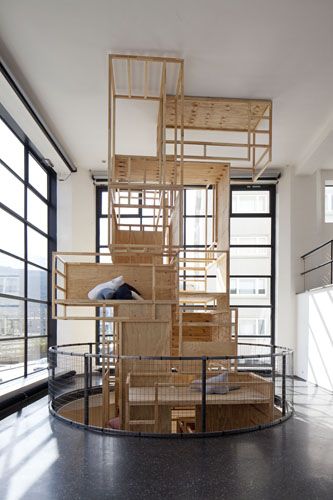 eins zu zwei – zwei zu eins – Blick in die Ausstellung im aut – "Das gestapelte Kinderzimmer" (the next ENTERprise – architects); Bildnachweis: © B&R