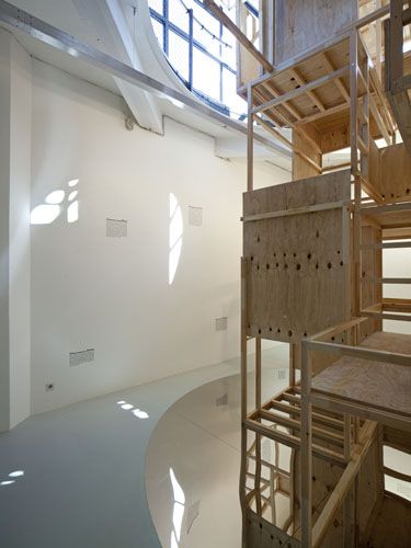 eins zu zwei – zwei zu eins – Blick in die Ausstellung im aut – "Das gestapelte Kinderzimmer" (the next ENTERprise – architects) und Zwergen- und Riesengeschichten (EOOS); Bildnachweis: © B&R