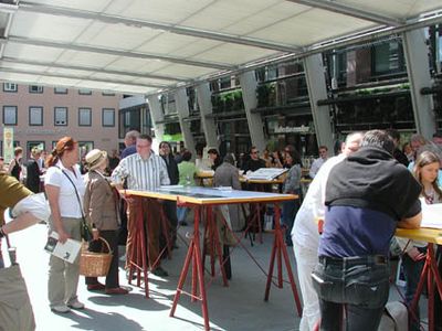 Architekturtage 2006, Tag 1: Sparkassenplatz Beratung – „Platz für Architektur“ am Innsbrucker Sparkassenplatz – über 30 ArchitektInnen informieren in entspannter Atmosphäre über verschiedenste Aspekte des Bauens.