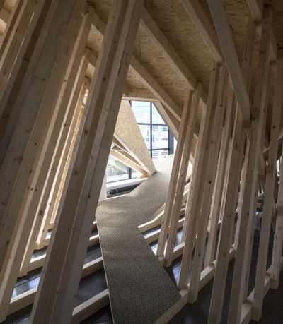 Blick in die Ausstellung „Snøhetta: Relations“ im aut mit der von Snøhetta realisierten ­„Sozialen Landschaft“