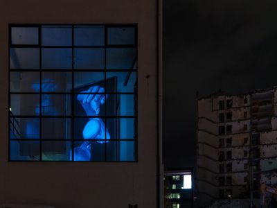 Blick von außen in die Ausstellung "and: intra space & head in a cloud" – © Günter Richard Wett