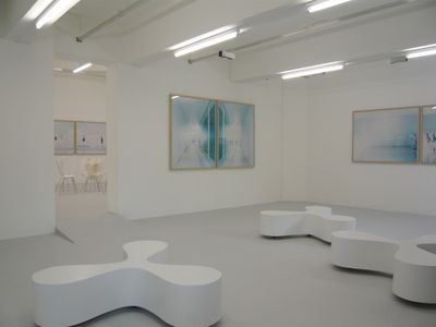Blick in die Ausstellung mit "flower chairs" von SANAA, "Bildraum S2" und "Bildraum S3" von Walter Niedermayr