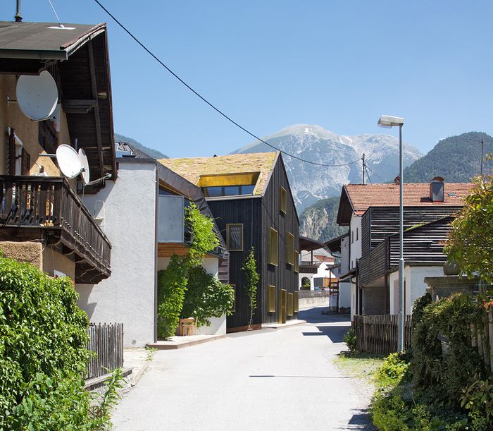 Auszeichnung des Landes Tirol für Neues Bauen 2016: 
Büro am Anger, Zirl, 2014 – 2015 (Architektur: Fügenschuh Hrdlovics Architekten)