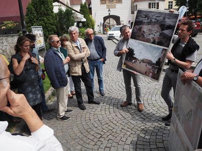 Diskussion am Südtirolerplatz 2