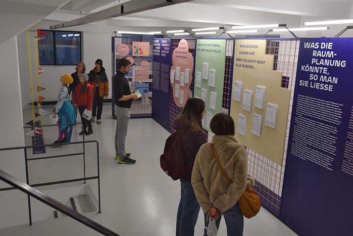 Führung durch die Ausstellung "Boden für Alle. Eigennutz oder Gemeinwohl"