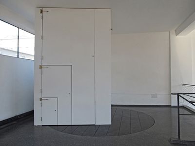 eins zu zwei – zwei zu eins – Blick in die Ausstellung im aut – Türe (EOOS) – Ritueller Eingang unter Verwendung von Le Corbusiers Modulor; Bildnachweis: © aut