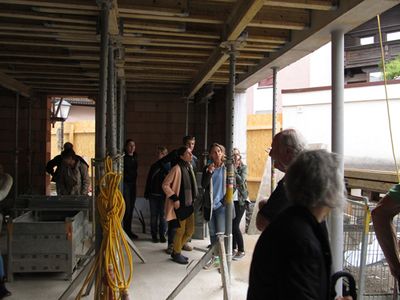 Architekturtage 2016 in Tirol – Baustellenbesichtigung in St. Johann in Tirol im Rahmen des Spaziergangs "Begegnungszonen: Kulturraum – Werkraum – Gemeinderaum" mit Monika Gogl, Carlo Chiavistrelli und Hans Oberlechner