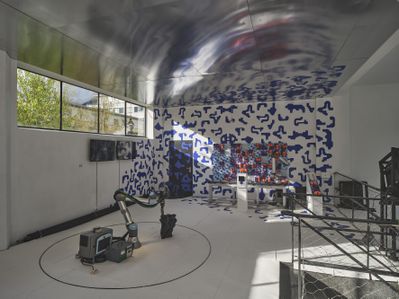 Blick in die Ausstellung "Potenziale 3" mit den Beiträgen "Phygital Space" und "Seamless Digital Materiality" des Robotic Labs