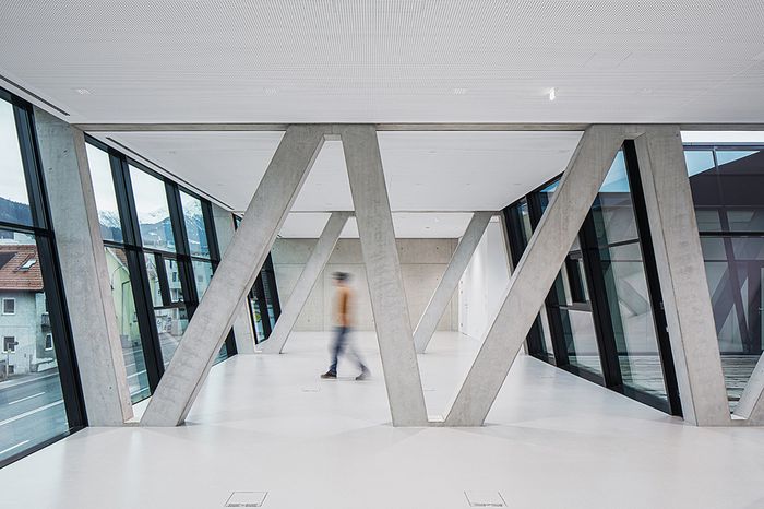 Bürogebäude mit Tankstelle und Shop, Innsbruck