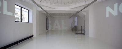 Blick in die Ausstellung "Überschattung" im aut