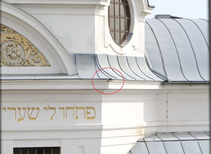 Ehemalige Synagoge St. Pölten vor der Sanierung mit Fassadenloch, das es Mauerseglern ermöglichte, unter dem Dach einen Nistplatz einzurichten