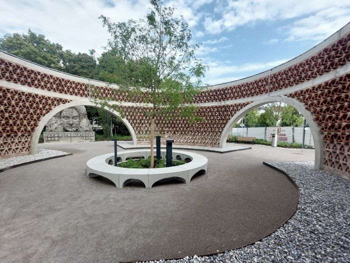 Innenraum Windfänger und Jakob Prandtauer Skultpur am Europaplatz St. Pölten