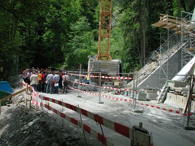Architekturtage 2006, Tag 2: Baustelle Innsbrucker Nordkettenbahnen Neu – Ein geführter Spaziergang vom Alpenzoo bis zum Congress bot die Möglichkeit, sich vor Ort ein Bild über die Trassenführung und Baustellen der Stationen von Zaha Hadid für die „Innsbrucker Nordkettenbahnen neu“ zu machen.